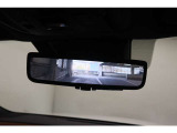 【デジタルインナーミラー】車両後方カメラの映像を映します。ヘッドレストや荷物などで視界を遮らずに後方を確認することができます。切替レバーを操作して通常のミラーモードに変更ができます。