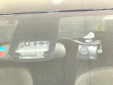 【トヨタセーフティセンス】走行中に前方の車両等を認識し、衝突しそうな時は警報とブレーキで衝突回避と被害軽減をアシスト。より安全にドライブをお楽しみいただけます。