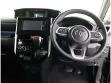 足元広々な運転席!視界も高く、フロントガラスも広いデザインで周囲を広々と見渡せます