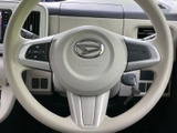 握りやすいステアリングで、運転操作を快適に行えます。操作性にも優れており、スムーズなドライビングをサポートします。