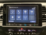 HondaCONNECT対応の便利なナビディスプレー。お持ちのスマートフォンと連携して、ナビやBluetoothでの音楽再生が可能です。デザインはもちろん、操作性も良好です。