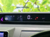 視認性の高いメーターで、スピードやエンジン回転数を一目で確認できます。運転に必要な情報を的確に把握できます。