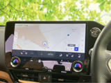 高精細な地図表示で、運転中の道案内をサポート。渋滞情報も確認でき、スムーズな移動に貢献します。目的地まで安心してお出かけいただけます。