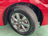 タイヤサイズは185/65R15 純正アルミホイールが足元をかっこよく引き締めます