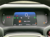 視認性の高いメーターで、運転に必要な情報を的確に把握できます。シンプルで分かりやすいデザインで、運転に集中できます。