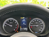 走行距離やエンジン回転数など、運転に必要な情報を一目で確認できます。デジタル表示で視認性も高く、安全運転をサポートする機能が満載です。
