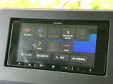 多彩なソースに対応し、車内でのエンターテイメントを豊かにします。直感的な操作で、お好みの音楽やラジオ番組を手軽に楽しめます。