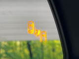 【ブラインドスポットモニター】走行中、ドアミラーの死角になりやすい箇所に後続車が接近するとサイドミラーのレンズに警告を表示!ドライバーに注意喚起をしてくれます。