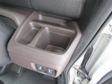 運転席右側のドリンクホルダーです。
