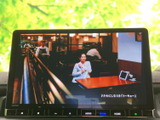 停車中にテレビや映像を楽しめる機能です。休憩時間に、リラックスした時間を過ごせます。(※走行中の視聴は禁止です)。