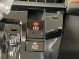 便利な電動パーキングブレーキとオートホールド機能を搭載。信号待ちなどで停車した際、ブレーキペダルから足を離しても停車状態を維持し、発進時はアクセルを踏むだけでスムーズに解除されます。