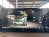 ナビ連動型前後ドライブレコーダーを装備。万が一の際に映像を記録し、ナビモニターにて再生、確認を行う事が出来ます。又、駐車監視機能を搭載しておりますので、お車駐車中の当て逃げの際にも自動録画致します