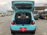 バックドアは上開き跳ね上げ式で、開口も広め!レジャーやショッピングの荷物も積みやすそうですね!