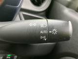 操作感の良いウインカーレバーで、安全な車線変更をサポートします。ライト類の操作もスムーズに行えます。直感的に操作できる設計です。