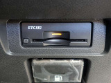 最新の道路交通情報をリアルタイムで受給できるETC2.0をビルトイン装備。高速道路の料金所をスムーズに通過できるほか、渋滞回避やお得な割引も活用できます。