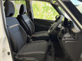 開放感のある室内空間が広がります。ドライバー視点からの視界も広く、運転に集中できます。