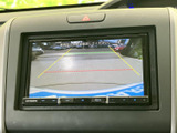 後方確認をサポートするモニター画面。安全な駐車や車庫入れをアシストし、運転の負担を軽減します。