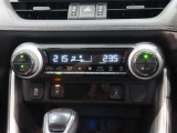 左右独立温度コントロールフルオートエアコンです。運転席、助手席それぞれで独立して温度設定ができます。冷え性の方が乗っても安心ですね♪