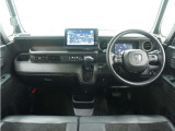 ◆インテリアパネル◆視界広々で非常に運転しやすくロングドライブでも疲れを感じさせないすっきりとまとまったインパネ周りです。