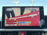 停車中には、TV番組や映像コンテンツをお楽しみいただけます。長距離移動の際の休憩時間に役立ちますね。運転席からの視認性も確保されています。