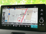 目的地設定やルート検索がスムーズに行えます。高精細な地図表示で、初めての場所でも安心して運転できます。運転支援機能も充実しています。