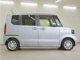 リアには左右スライドドアを採用。狭い駐車場でも開閉しやすく、強風の日でもドアが煽られにくくなっております。小さなお子さまやご年配の方も安心して乗り降りできます。