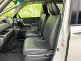 運転しやすい配置のシートと、視認性の高いメーター類が、安全な運転をサポートします。快適なドライビングポジションを実現します。