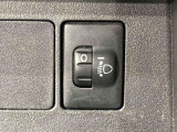 対向車や先行車への配慮が可能。積載物の状況に応じてヘッドライトの照射角度を手動調整できるスイッチ。