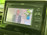 停車中には、地上デジタル放送を楽しめます。休憩時間や待ち時間に、ニュースやドラマなど、お気に入りの番組を視聴できます。快適な時間を過ごせる一台です。