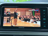 停車中にテレビや動画を楽しむことができます。休憩時間などに、エンターテインメントを満喫してください。(※走行中の視聴はご遠慮ください)。