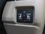 【両側電動スライド】スライドドアは両側電動スライドドアになっております。運転席からの開閉も出来、リモコンキーでも離れたところから開閉出来ますので大変便利な装備です。