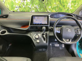 運転席周りはシンプルで使いやすくまとめられています。広々とした空間で快適なドライブをお楽しみください。