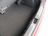 載せる荷物に応じて荷室床面の高さを2段階に調節できるアジャスタブルデッキボードを装備しています!