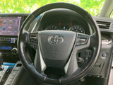 握りやすい形状で、快適なドライビングをサポート。操作性にも優れ、運転の楽しさを高めます。ステアリング操作もスムーズです。