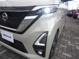 明るいLEDヘッドライト採用で夜の運転も安心です。フォグランプもついていて、霧の中でも明るい視界を確保します。