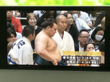 停車中に番組や映像を楽しめるTV機能。休憩時間などにリラックスできる空間を提供します。長距離移動の際に便利です。