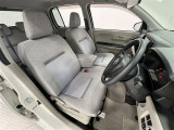 前席はベンチシート!運転席助手席間の移動ができます!