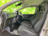 操作しやすい配置のスイッチ類が、快適な運転をサポートします。広々とした室内空間は、ドライバーにも同乗者にも快適な空間を提供します。