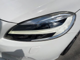 【LEDヘッドライト】明るく眩しいハイビームを先行車や対向車に照射しないオートハイビームを備えたLEDヘッドライト。北欧神話に登場するトールハンマーをモチーフにした、一目でボルボとわかるデザイン。