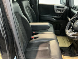 ベンチシートは、運転席と助手席の移動もスムーズ! 狭い駐車場での乗り降りや、お子様の乗り降りにも便利です。