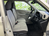 運転席からの視界は広く、運転操作もスムーズに行えます。座り心地の良いシートで、長距離運転でも疲れにくいのが魅力です。快適な空間です。