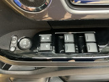 電動格納式リモコンドアミラーと、パワーウィンドウスイッチ等は運転席ドアにあります。