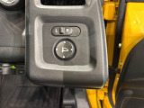 狭い駐車場で便利な電動格納ドアミラーが付いています。