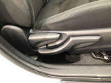 運転席シート座面は上下アジャスター付きです。お好みの位置に調整可能です。