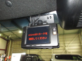 ドライブレコーダー本体は装着済みですが、SDカードは付属しておりません。ご希望の場合は別途ご購入いただけますのでスタッフにご相談ください。
