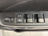 狭い駐車場で便利な電動格納ドアミラーが付いています。