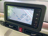 鮮明な地図表示で、目的地まで迷わずご案内。スムーズなカーナビゲーションで、遠出も安心です。渋滞情報も確認できます。