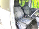 運転席まわりには十分なスペースがあり、大柄な方でもゆったり運転していただける環境です。