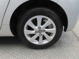 車両のデザインにマッチした純正アルミホイールを装着しています。