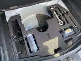 車載工具一式と、パンク補修キット、エアーコンプレッサーです。